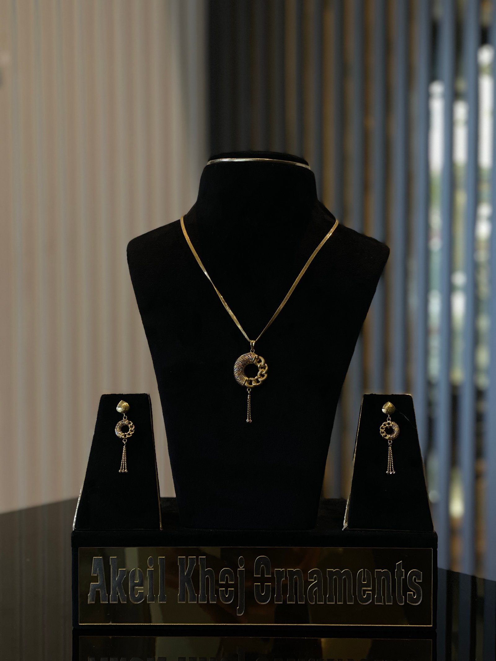 Emerald Studded Solitaire Pendant Set